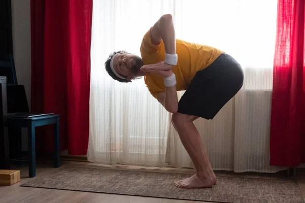 Mannen Stolen Poserar För Yoga Sitt Vardagsrum Stanna Hemma Och — Stockfoto