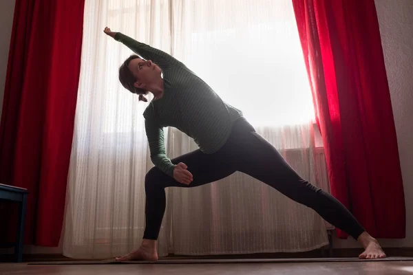 Desportivo Jovem Começando Estudante Ioga Fazendo Exercício Lunge Para Coluna — Fotografia de Stock