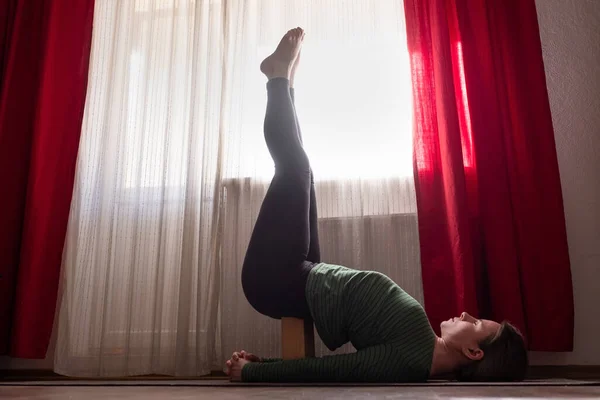 Jovem Mulher Esportiva Praticando Ioga Fazendo Exercício Viparita Karani Cabeça — Fotografia de Stock