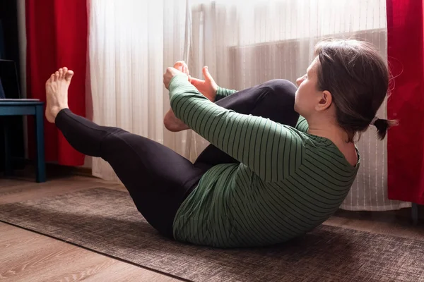 Sportif Kadın Yalan Söylüyor Yoga Yapıyor Evdeki Oturma Odasında Asana — Stok fotoğraf