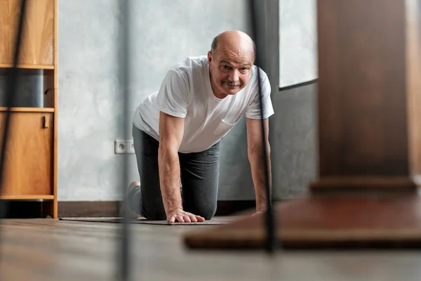 Sportowy Starszy Mężczyzna Ćwiczący Joga Pilates Trening Fitness Zginanie Postawy — Zdjęcie stockowe