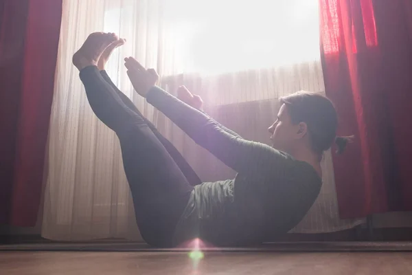 Mladá Běloška Cvičí Jógu Asana Ardha Navasana Loď Představuje Cvičení — Stock fotografie