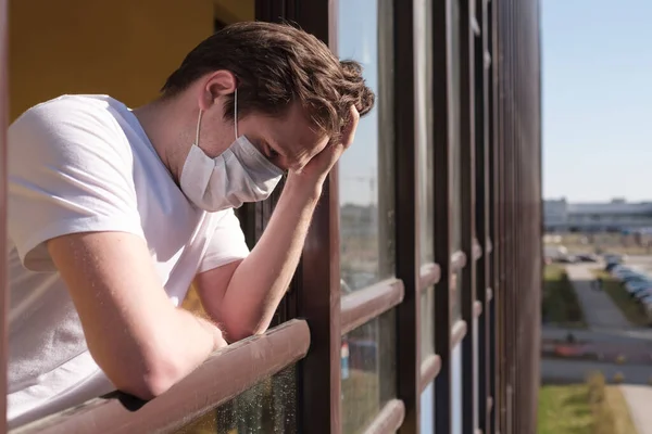 Kranker Mann Mit Coronavirus Oder Grippe Schaut Aus Dem Fenster — Stockfoto