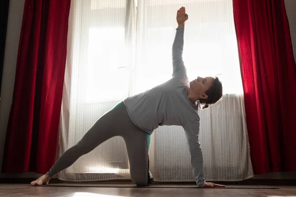 Peaceful Sporty Woman Practicing Yoga Side Plank Vasishtasana Mat Her — Stock Photo, Image