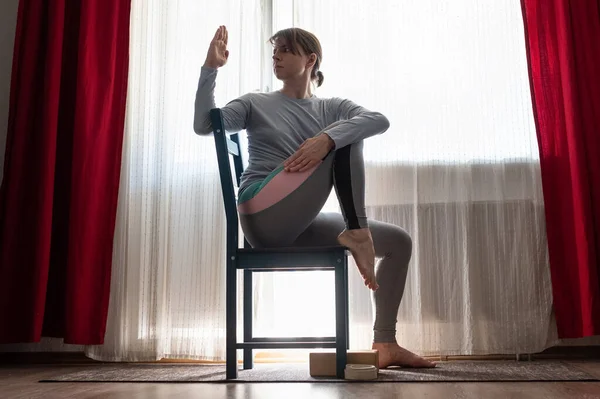 Jovem Fazendo Yoga Revolved Chair Pose Parivrtta Utkatasana Cadeira Sentada — Fotografia de Stock