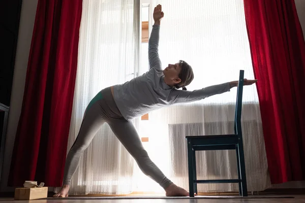 Sportig Attraktiv Ung Kvinna Gör Sida Böja Trikonasana Hållning Triangle — Stockfoto