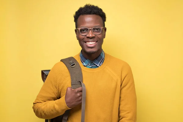 Estudiante universitario sosteniendo mochila y sonriendo siendo feliz de estudiar — Foto de Stock