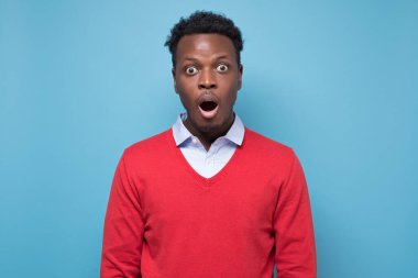 Genç siyahi adam büyük satış fiyatları karşısında şoke olmuş görünüyor.