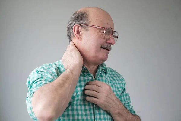 Senior hispanic man has a pain in the neck — Stock Photo, Image