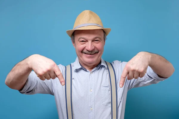 Hombre Mayor Hombre Hispano Indica Abajo Como Muestra Algo Aislado — Foto de Stock