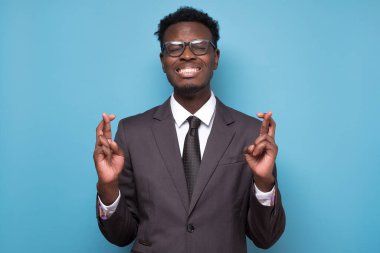 Takım elbiseli olumlu Afro-Amerikalı adam önemli bir sözleşme imzalamadan önce şans diliyor..