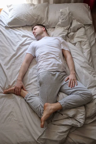 Jovem Caucasiano Trabalhando Casa Cama Fazendo Spinal Twist Jathara Parivartanasana — Fotografia de Stock