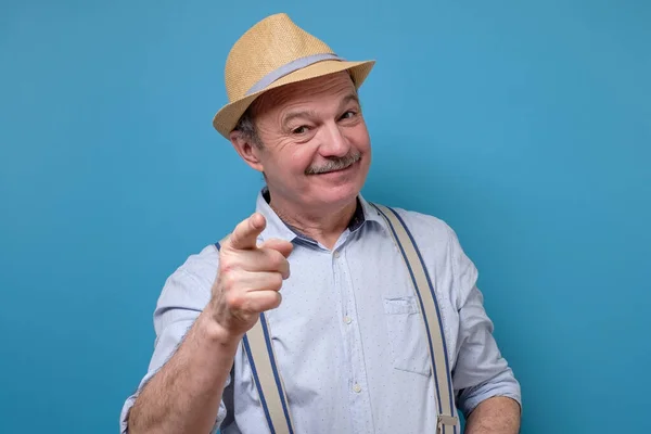 Retrato Hombre Mayor Guapo Sombrero Verano Señalándote Con Dedo Sobre — Foto de Stock