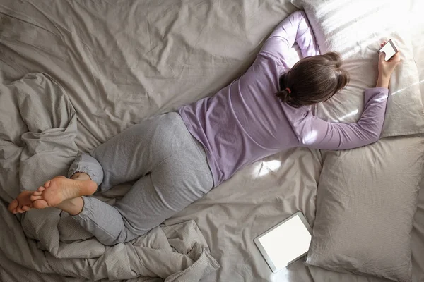 Mujer Joven Enviar Mensaje Charlando Con Sus Amigos Descansando Casa — Foto de Stock