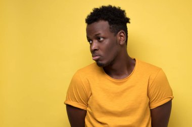 Genç afro-amerikan adam suçlu bir ifadeyle aşağıya bakıyor, nerede çalıştığı hakkında hiçbir fikri yok. İnsan yüzü ifadeleri, duyguları ve duyguları