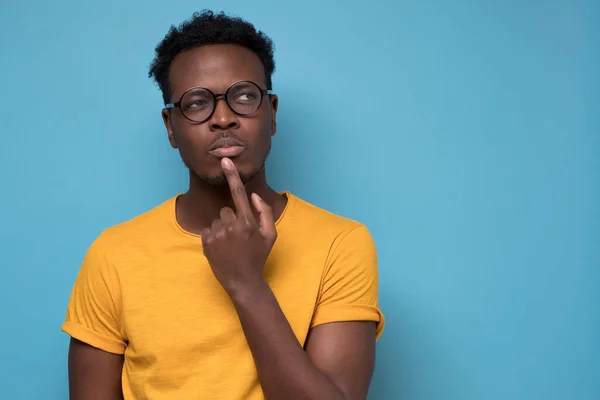 Νεαρός Αφροαμερικάνος Μαθητής Δάχτυλο Στο Στόμα Βαθιά Σκέψη Απομονωμένος Μπλε — Φωτογραφία Αρχείου