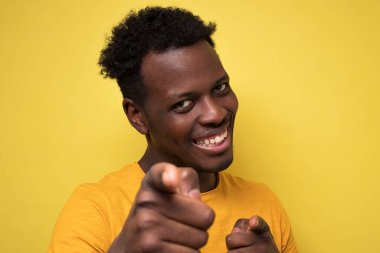 Neşeli, çekici Afrikalı bir adam bir seçim yapmanı işaret ediyor. Sen benim kardeşimsin. Stüdyo çekimi. Görüntüyü kapat