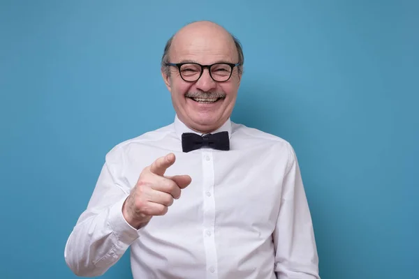 Älterer Hispanischer Mann Mit Brille Der Mit Dem Finger Auf — Stockfoto