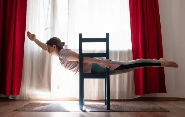 Mujer Joven Practicando Yoga Superman Pose Viparita Shalabhasana Utilizando Silla —  Fotos de Stock