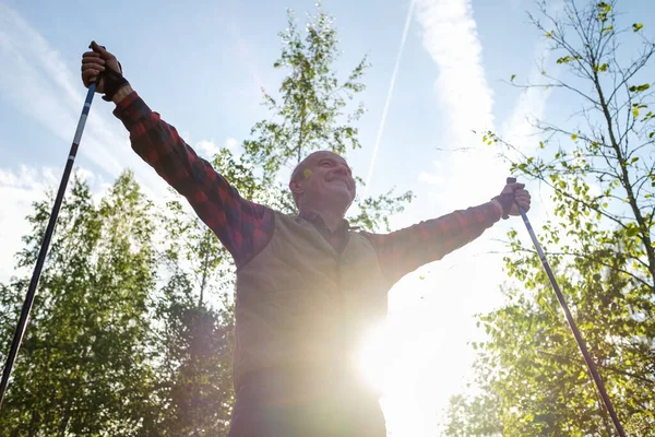 Älterer Hispanischer Mann Beim Nordic Walking Einem Sonnigen Tag Und — Stockfoto