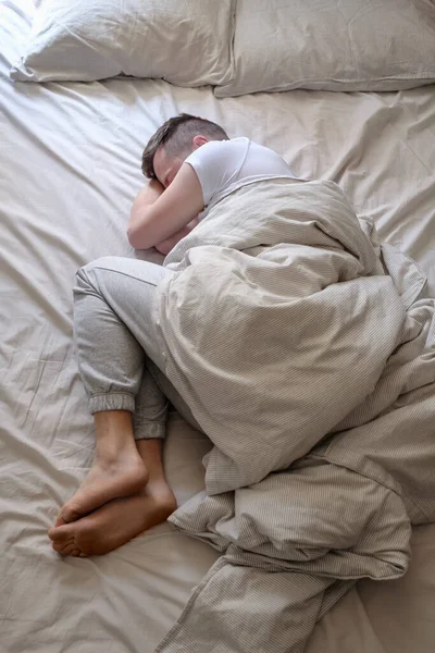 Joven Caucásico Durmiendo Cama Vista Superior —  Fotos de Stock