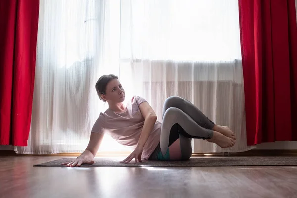 Caucasienne Jeune Femme Faisant Pilates Abdos Exercice Pour Les Muscles — Photo