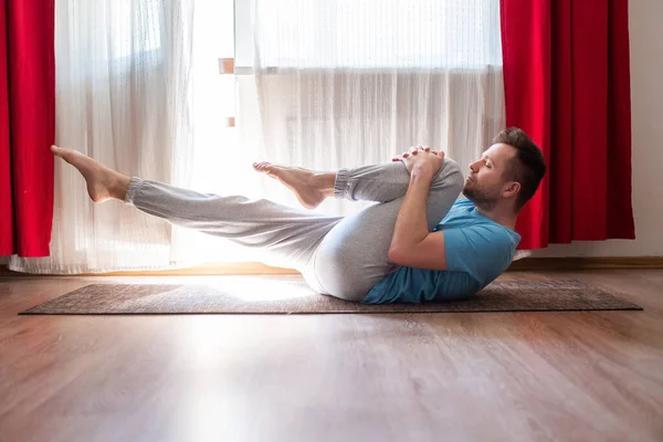 Kafkasyalı Adam Yerde Yoga Yapıyor Desteklenen Tek Bacaklı Rüzgar Dindirme — Stok fotoğraf