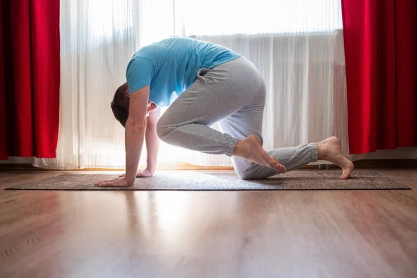 Genç Beyaz Adam Yoga Yapıyor Asana Çakravakasana Kuş Pozu Veriyor — Stok fotoğraf