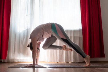 Yoga yapıyor Asana aşağı bakan köpek poz varyasyonu, adho mukha svanasana, başlangıç seviyesi