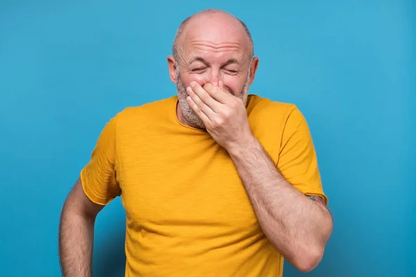 Volwassen Man Gele Kleren Niezen Ziek Blauwe Achtergrond Met Griep — Stockfoto
