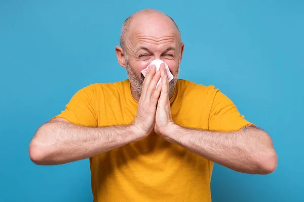 Reifer Mann Gelber Kleidung Niest Krank Vor Blauem Hintergrund Grippe — Stockfoto