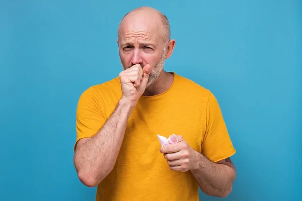 Grip Gripten Öksüren Olgun Bir Beyaz Adam Stüdyo Resmi Mavi — Stok fotoğraf