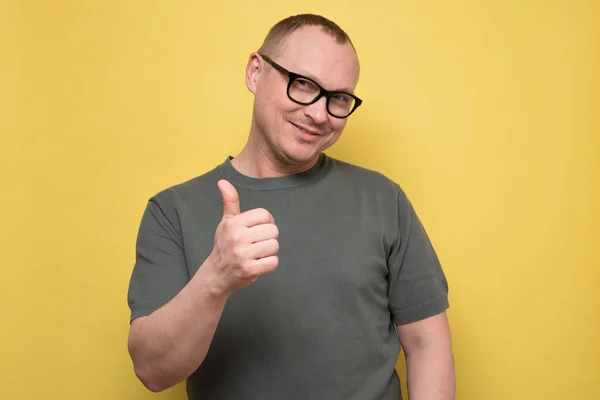 Satisfied Positive Mature Man Glasses Gesturing Thumb Approving Your Choice — Stock Photo, Image