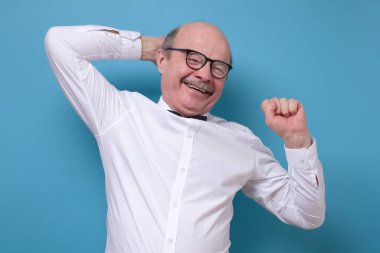 İş adamı kaslarını esnetiyor ve çok sıkı çalışıyor..