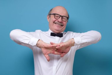 İş adamı kaslarını esnetiyor ve çok sıkı çalışıyor..