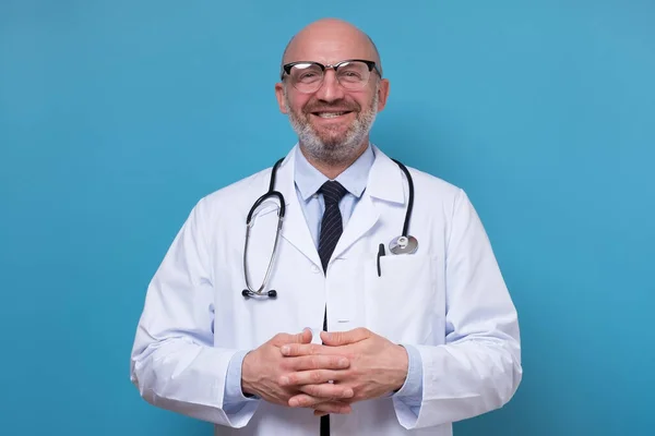 Lachende volwassen arts in witte vacht en stethoscoop — Stockfoto
