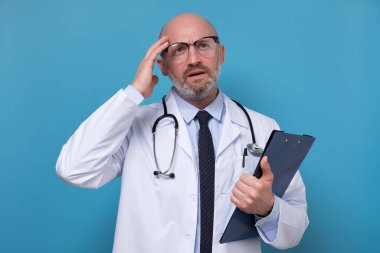 Doktor teşhisin tıbbi muayene sonuçlarıyla karıştırıldığını düşünüyor.