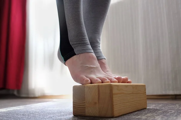 Mujer haciendo ejercicio para pies fuertes usando accesorios de madera . —  Fotos de Stock