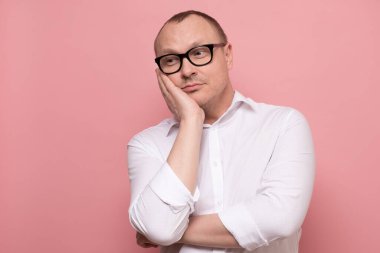 Gözlüklü genç yakışıklı adam geleceği düşünüyor ya da hayal ediyor..