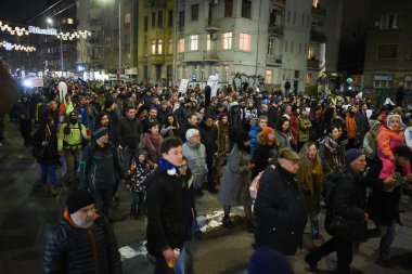 Pirin Milli Parkı'nda bir korumalı alan ve Unesco Dünya Mirası ve isteğe bağlı Çevre Bakanı Neno Dimov istifasını parçası, Bansko kayak tesisi genişletmeyi planlıyor hükümetin karşı Bulgarlar binlerce protesto.