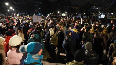 Pirin Milli Parkı'nda bir korumalı alan ve Unesco Dünya Mirası ve isteğe bağlı Çevre Bakanı Neno Dimov istifasını parçası, Bansko kayak tesisi genişletmeyi planlıyor hükümetin karşı Bulgarlar binlerce protesto.