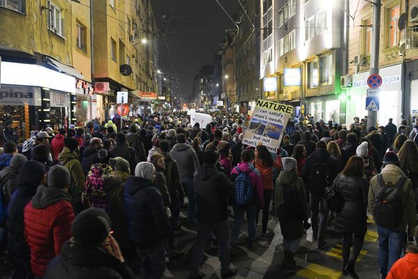 Тысячи болгар протестуют против планов правительства по расширению горнолыжного курорта Банско в Национальном парке Пирин, который является охраняемой природной зоной и входит в список Всемирного наследия ЮНЕСКО и требуют отставки министра окружающей среды Нено Димова
.