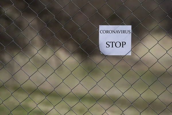 コロナウイルスの碑文と警告でフェンス — ストック写真