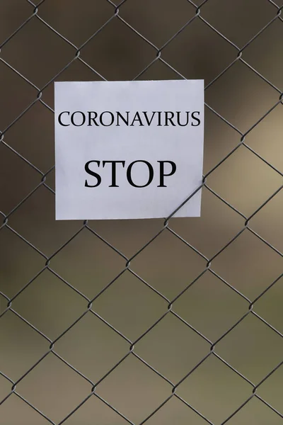 Recinzione Con Coronavirus Iscrizione Avvertimento — Foto Stock