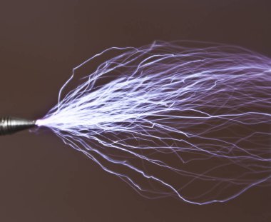 Kıvılcım deşarj. Fiziksel bir olgu.