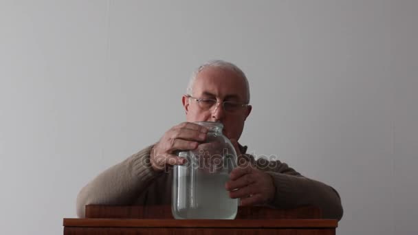 Gleichgewichtskanister mit Wasser. — Stockvideo