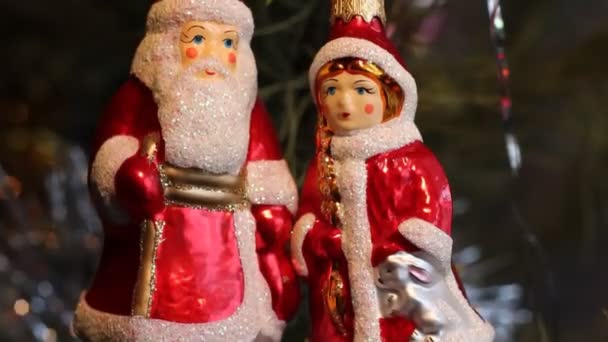 Décorations sur sapin de Noël. Vierge des neiges et Père Noël — Video