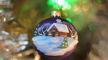 Oyuncaklar Noel ağacı. Topları ile taklit yağan kar