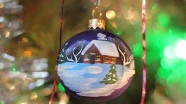 Oyuncaklar Noel ağacı. Topları ile taklit yağan kar