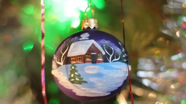 Juguetes en el árbol de Navidad. Bolas con imitación de nieve cayendo — Vídeo de stock